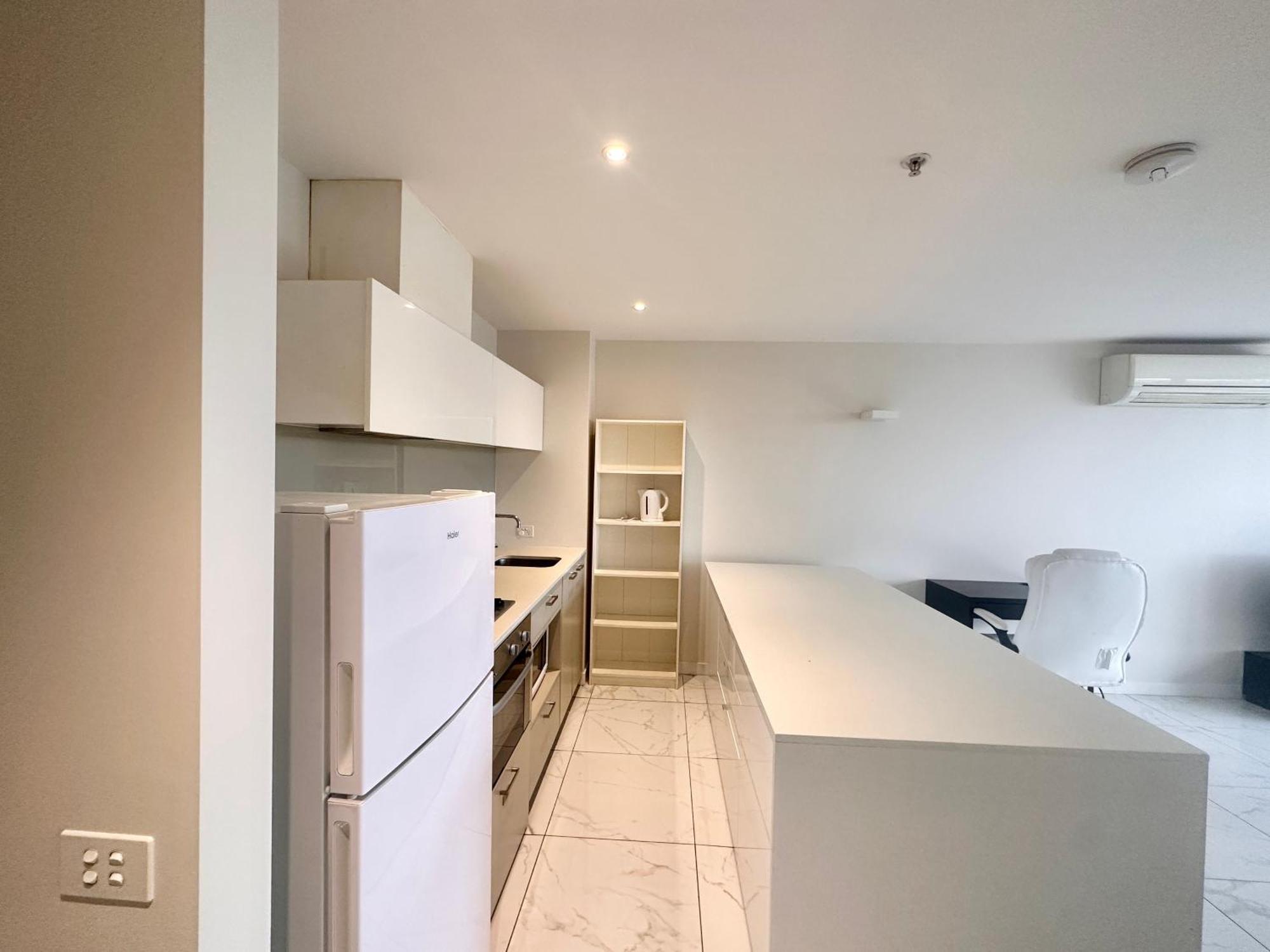 Melbourne City Abode - 15Th Floor Skyline Views, Heated Indoor Pool, 1 Bedroom, 1 Sofa-Bed Living Room, Balcony, Kitchen, Bath, Sauna & Gym - 60 Sqm Of Suite Like Space — Photos 2