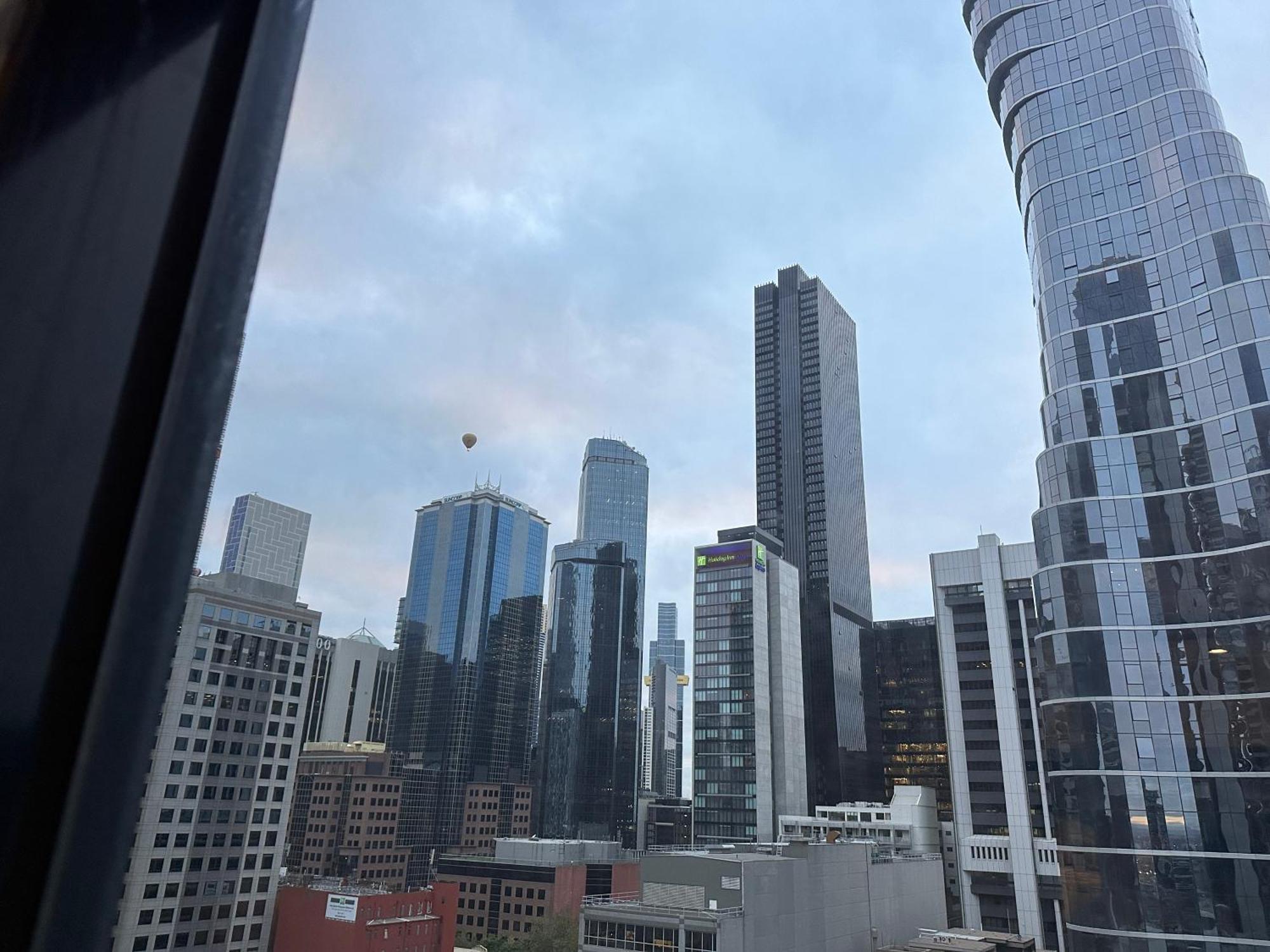 Melbourne City Abode - 15Th Floor Skyline Views, Heated Indoor Pool, 1 Bedroom, 1 Sofa-Bed Living Room, Balcony, Kitchen, Bath, Sauna & Gym - 60 Sqm Of Suite Like Space — Photos 1